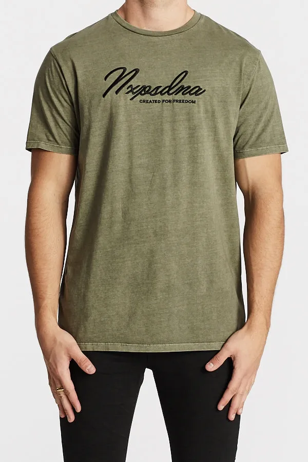 Nena Pasadena MENS FREEDOM SCOOP BACK TEE - PIGMENT KHAKI